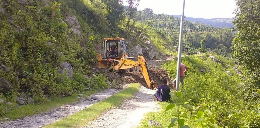 गुनासो नआउनेगरी सडक मर्मत गर्न अध्यक्ष राईले निर्देशन